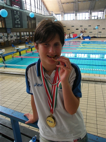 Marty con le tre medaglie oro al collo (mentre ne morde una!!!! ).